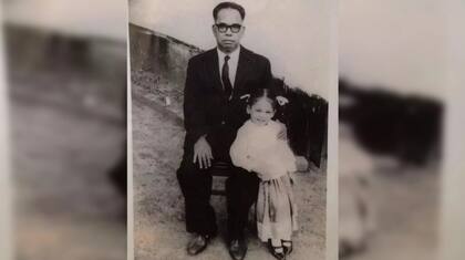 Kamala Harris a los 5 años junto a su abuelo materno, P.V. Gopalan (Twitter)