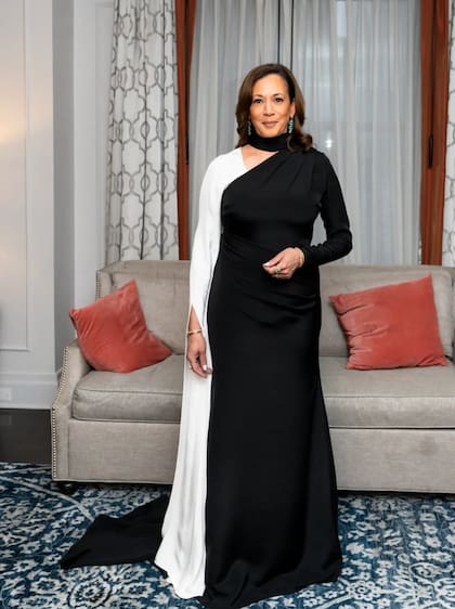 Kamala Harris hizo su debut absoluto en la Met Gala 2025, lo que sorprendió a muchos porque no es común ver a figuras políticas de alto perfil en este tipo de eventos