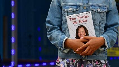 Kamala Harris le dedica gran parte de su autobiografía, publicada en 2019, a su madre