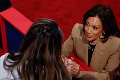 Kamala Harris se acerca a una votante para contestar durante el foro de Univisión