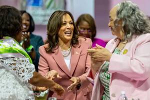 Kamala Harris se unió a las Alpha Kappa Alpha (AKA), quienes se identifican con el rosa y el verde, en 1986, cuando estudiaba en la Universidad de Howard