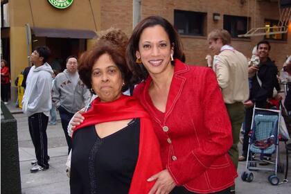 Kamala Harris y su hermana Maya fueron criadas por su madre Shyamala Gopala, a quien tomaron como inspiración