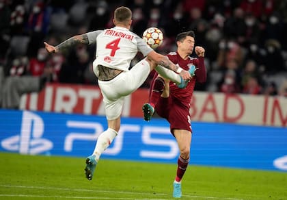 Kamil Piatkowski y Robert Lewandowski luchan por la pelota durante el partido que disputan el Bayern y el Salzburgo