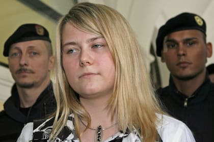 La joven sale de la Corte Civil de Graz en mayo de 2008