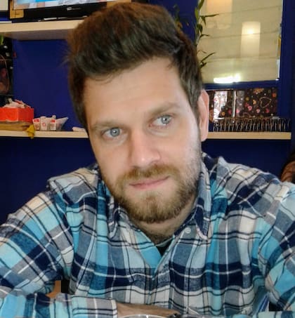 Kanan Hasanov llegó desde Azerbaiyán y traduce telenovelas turcas desde su casa en la provincia de San Juan