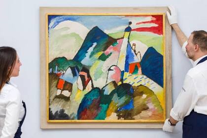Kandinsky pintó su obra "Murnau con Iglesia II" después de visitar el pueblo de Murnau en las montañas de Bavaria