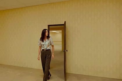 Kane Parsons es un inquieto creador visual que inventó con apenas 17 años todo el andamiaje conceptual y narrativo de Backrooms a través de 25 breves episodios seguidos y comentados con extraordinaria repercusión a partir de su llegada a YouTube en 2022