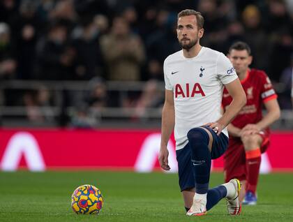 Kane y el gesto en contra del racismo en un partido de Tottenham por la Premier League
