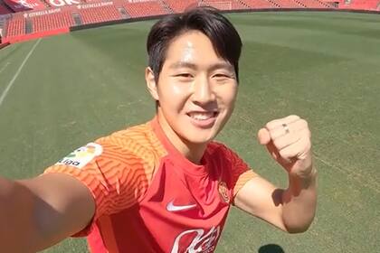 Kang In Lee sonríe, luego de "romper" el drone, en su presentación en Mallorca