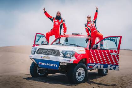 Kanno junto con su copiloto Alonso Carrillo en el Dakar