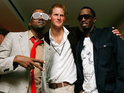 Kanye West (ahora llamado Ye), el príncipe Harry y Sean "Diddy" Combs en una fiesta en 2007