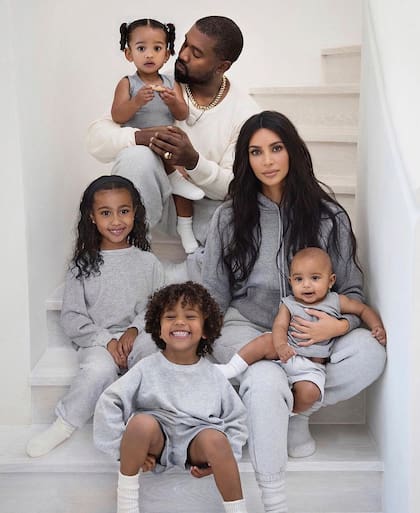 Kanye West junto a su esposa, Kim Kardashian, y sus cuatro hijos, North, Saint, Chicago y Psalm