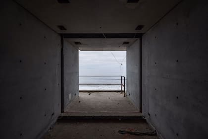 Las modificaciones que West exigi eran: quitar la instalacin elctrica, la plomera, las ventanas y los acabados interiores