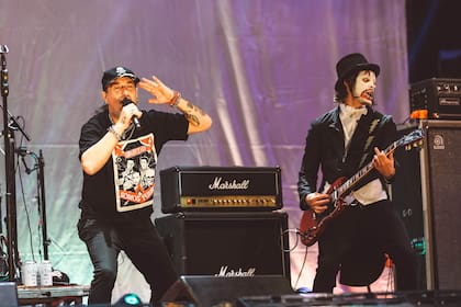 Después de su paso por Masterchef Celebrity, el Mono vuelve a ubicarse al borde del escenario y al frente de Kapanga, la banda que está a punto de celebrar sus 25 años