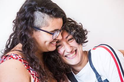 Kar (izquierda) y Dania en su casa de Lomas del Mirador. Kar es bisexual y Dania, su pareja, lesbiana.