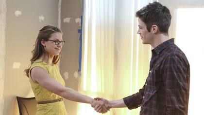 Kara Danvers y Barry Allen frente a frente