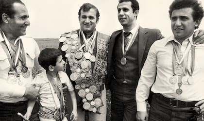 Karapetyan ya convertido en héroe, con sus medallas