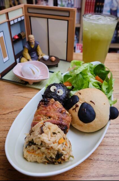 karē-pan, un pan con forma de oso panda relleno de carne, ajo, cebolla, zanahoria, salsa de soja y una mezcla de curry