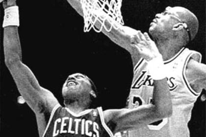 Kareem Abdul-Jabbar, el máximo goleador de los 75 años de NBA, en acción en el clásico Los Angeles Lakers vs. Boston Celtics; imágenes como ésta están conservadas 15 metros bajo tierra en Nueva Jersey.