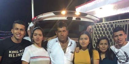Karelly junto a su familia, en Colombia