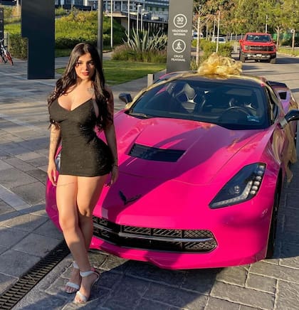 Karely Ruiz es amante de los autos de lujo
