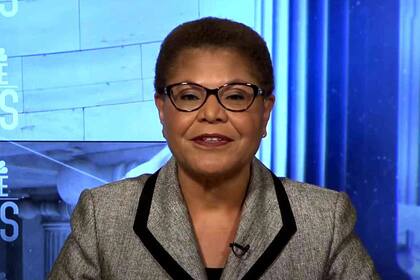 La congresista Karen Bass es la menos conocida de las candidatas