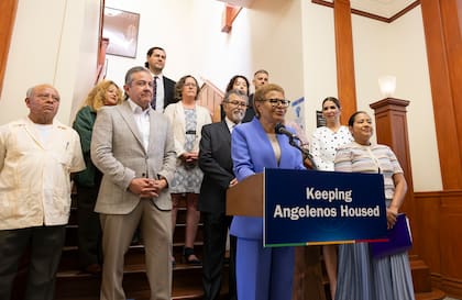 Karen Bass anunció la inversión en vivienda asequible de Los Ángeles en una conferencia de prensa