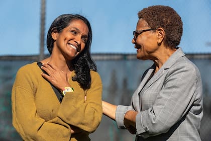 Karen Bass aventaja al resto de los candidatos con un 25%, pero cuenta con una imagen desfavorable