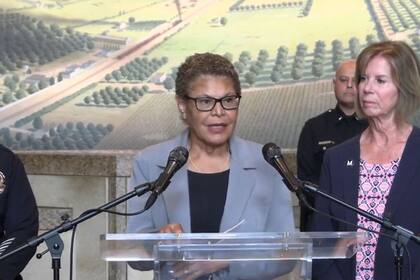 Karen Bass hizo un llamado al cese de las redadas de migrantes del ICE