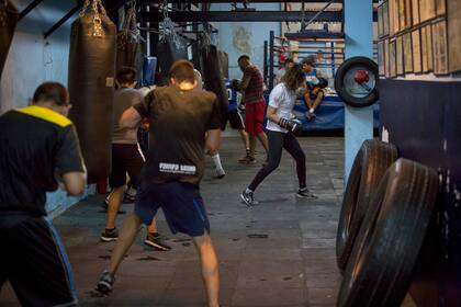Karen comienza su entrenamiento de todos los días a las 11