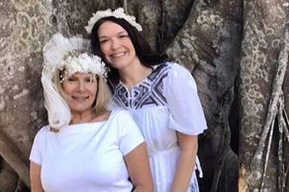 Karen Cooper se vistió de blanco para celebrar el enlace