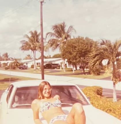 Karen es descrita por su hermano como "una galleta Oreo sumergida en una Coca-Cola bien fría", es decir, "una dulzura vibrante y enérgica"