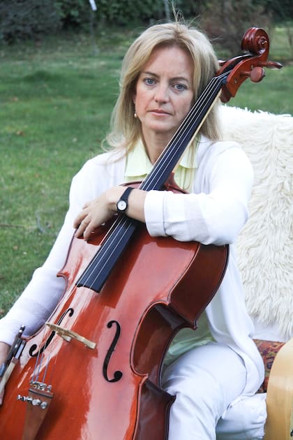 Karen Hallberg con su otra pasión, el cello