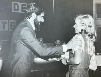 Karen Hallberg cuando recibió el premio como mejor deportista del año de la provincia de Jujuy, especialidad tenis en 1977: tenía 13 años y, como no podía ser de otra forma, su ídolo era Guillermo Vilas