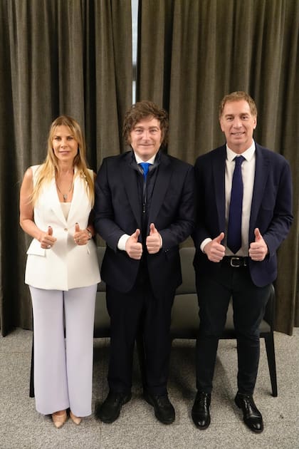 Karen Reichardt, Javier Milei y Diego Santilli, el viernes en San Nicolás
