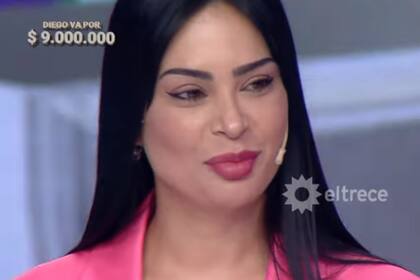 Karen vive en ramos Mejía y sueña con relatar un partido de fútbol profesional (Foto: captura eltrece)