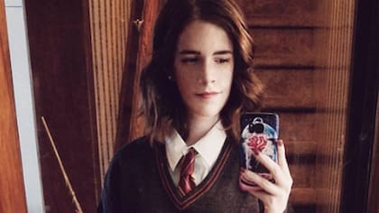 Kari Lewis es muy parecida a Emma Watson y se lookea como los personajes de la actriz a la perfección