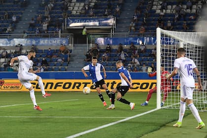 Karim Benzema anota su segundo gol, el tercero de Real Madrid en la victoria sobre Alavés en el comienzo de la liga de España.