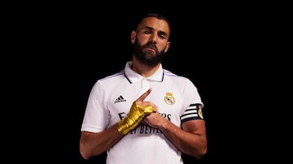 Karim Benzema con un vendaje en color oro, por la obtención del Balón de Oro 2022