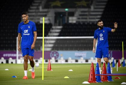 Karim Benzema en un entrenamiento previo al debut de Francia en Qatar 2022, junto a Raphaël Varane; luego fue desafectado y su lugar en la lista de 26 jugadores no fue ocupado.