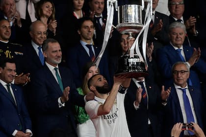 Karim Benzema festeja con el trofeo ante la mirada del Rey Felipe VI