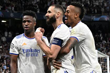 Karim Benzema, junto con Vinicius Junior (L) y Eder Militao; tres figuras de Real Madrid