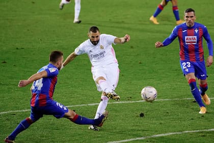 Karim Benzema protagonista en el encuentro frente al Eibar.