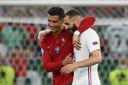 Karim Benzema se abraza con Cristiano Ronaldo, en un Francia-Portugal; cracks del Madrid, ahora competirán en Arabia Saudita