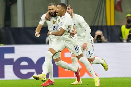 Karim Benzema y Kylian Mbappé celebran el tanto del atacante de PSG en la final de la UEFA Nations League entre Francia y España.