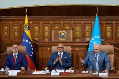 Karim Khan, fiscal jefe de la Corte Penal Internacional, a la derecha, habla junto al presidente de la Asamblea Nacional, Jorge Rodríguez, al centro, y al fiscal general de Venezuela, Tarek William Saab, en la Asamblea Nacional en Caracas, Venezuela