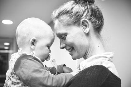 Karin, de 32 años, junto a Kiara, su beba