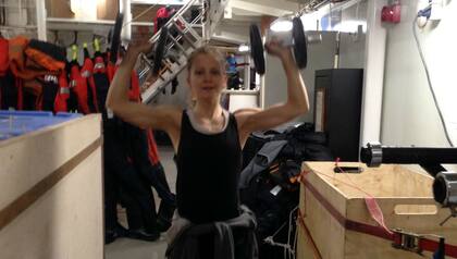 Karin haciendo pesas