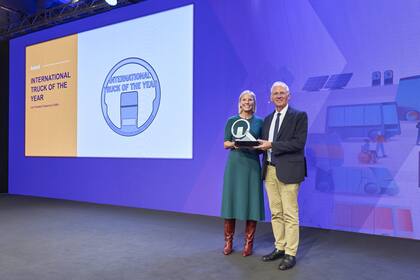 Karin Rådström, CEO de Mercedes-Benz Trucks recibió en Hannover (Alemania) el premio al "Camión Internacional del Año 2025¨