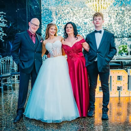 Karina Buzeki junto a su familia, en la fiesta de 15 de su hija Brenda